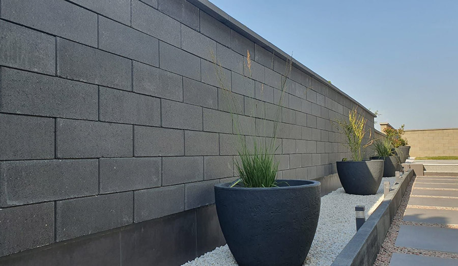 Freistehende Mauer mit Stackton Trockenmauersteinen gebaut in der Farbe Anthrazit mit steinglatter Oberfläche