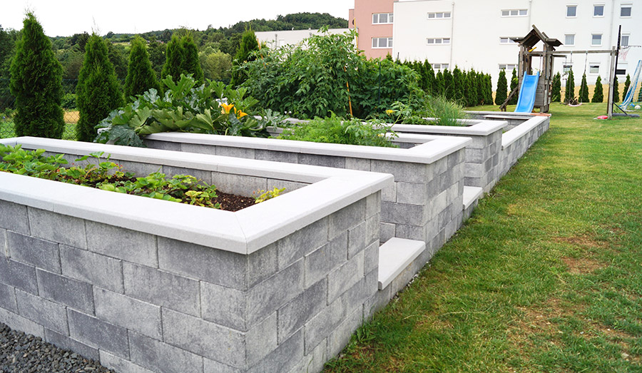 Hochbeet aus Stackton Mauersteine in Silbergrau mit steinglatter Oberfläche